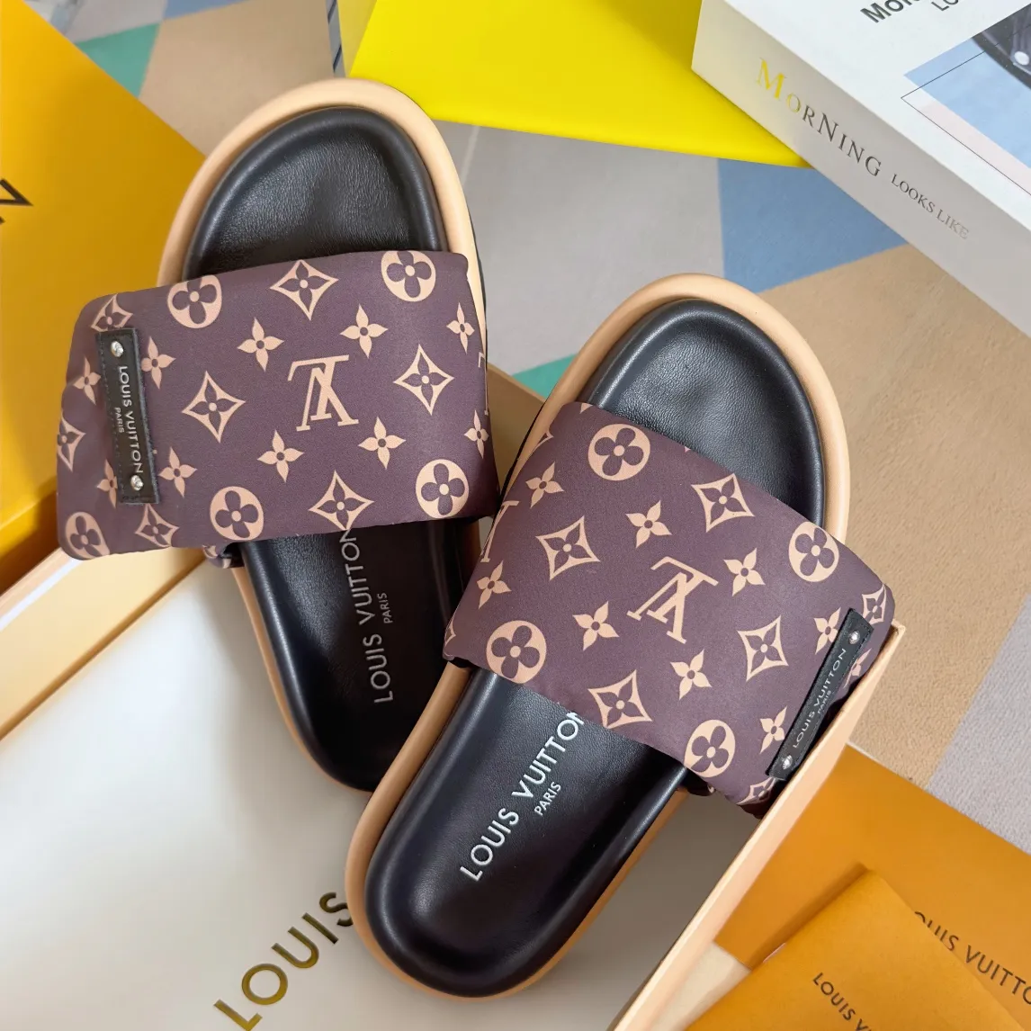Factory direct sale 180👟👟 Women's Shoes Women's Clothing Women's Shoes Women's Clothing LV Louis Vuitton L Jialu Brand POOL PILLOW COMFORT Velcro Denim Denim Checkerboard Embossed Bread Flat Sandals Original purchase and development Production This Pool Pillow Comfort flat sandal is padded with neoprene to create a comfortable wide upper, and then embossed with the classic Monogram pattern. Velcro for easy adjustment, and a resilient insole and lubricious outsole complete the package. Exquisite packaging at the delivery counter 🛍📦 ▪️Fabric: Original customized technical fabric ▪️Inner lining: Original customized sheepskin foot pads ▪️Sole: Original open-molded rubber foam outsole ▪️Sole thickness: 4CM ▪️Size: Women's 35-40 / Men's 39-45